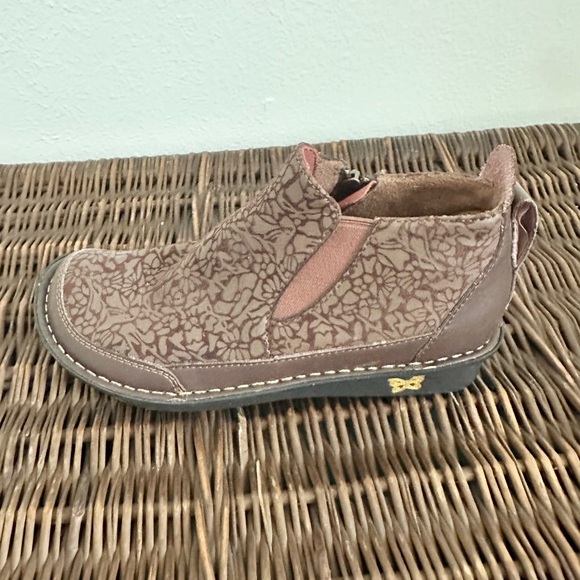 Algeria Floral Butterfly Boot - Picture 5 of 13